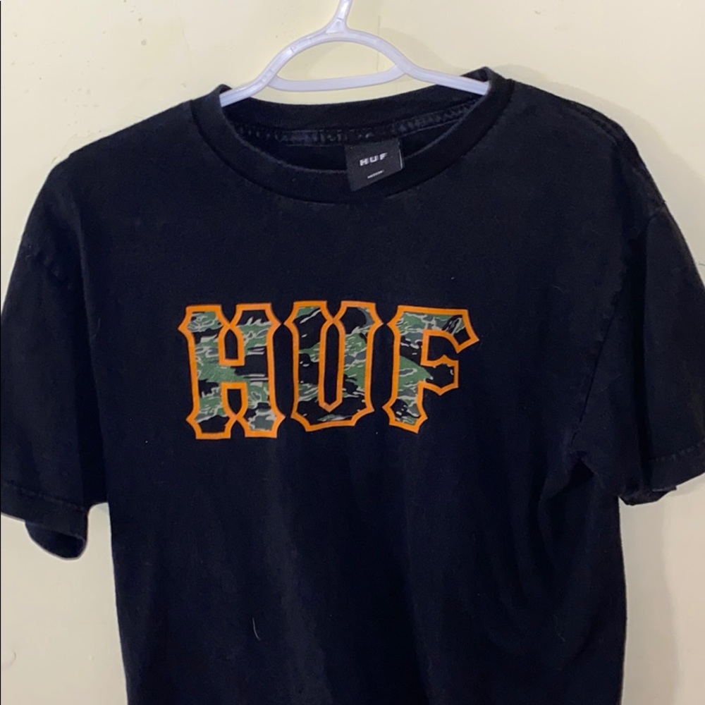 HUF short sleeve medium camo logo
